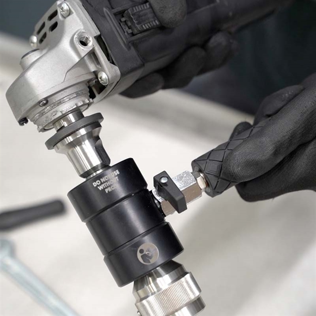 Vinkelsliber monteret på vandadapteren til vådboring